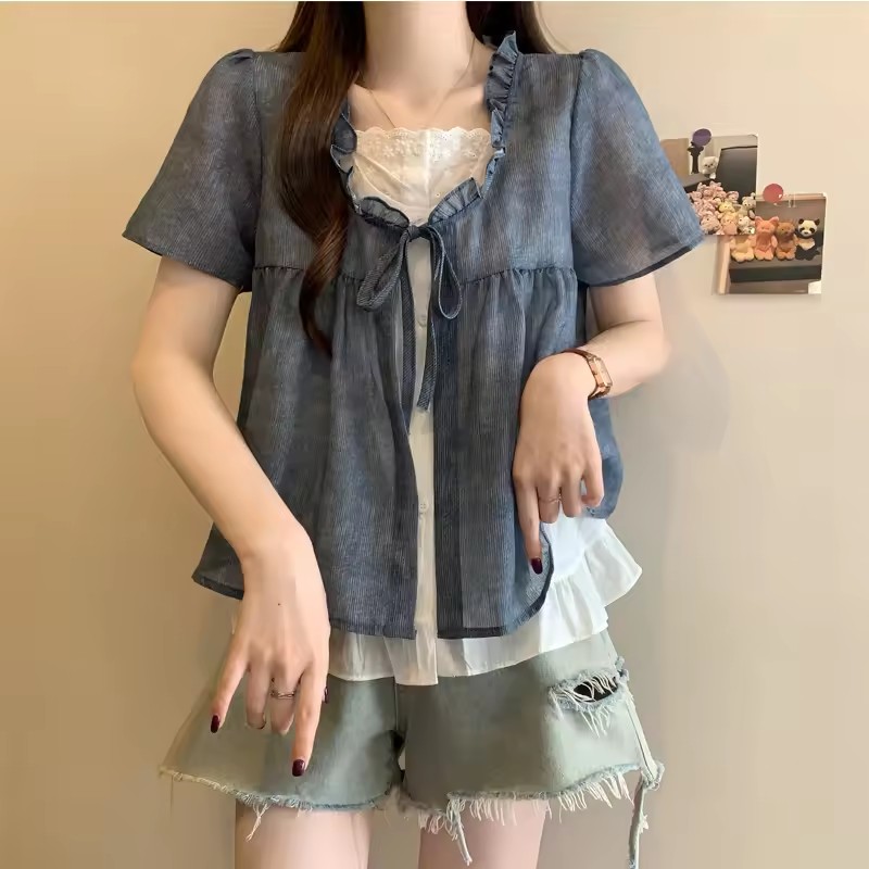 Sewing V - 女性のスプライス偽ツーピースレースシャツ 2025 新しい夏ルーズ半袖トップファッションカジュアルフリルブラウスレースアップ