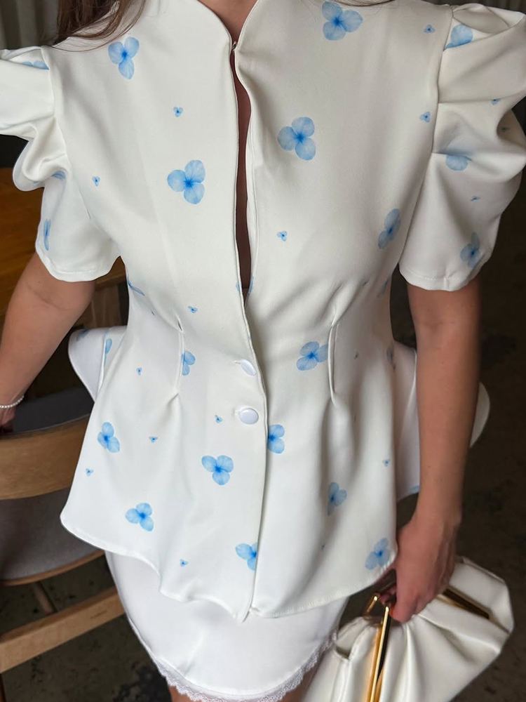 Sewing V - エレガントなサテン花柄プリントレディースブラウス、パフスリーブ、Vネック、ボタンフロント、スリムウエスト、ラッフルヘムシャツ、レディース通勤トップス
