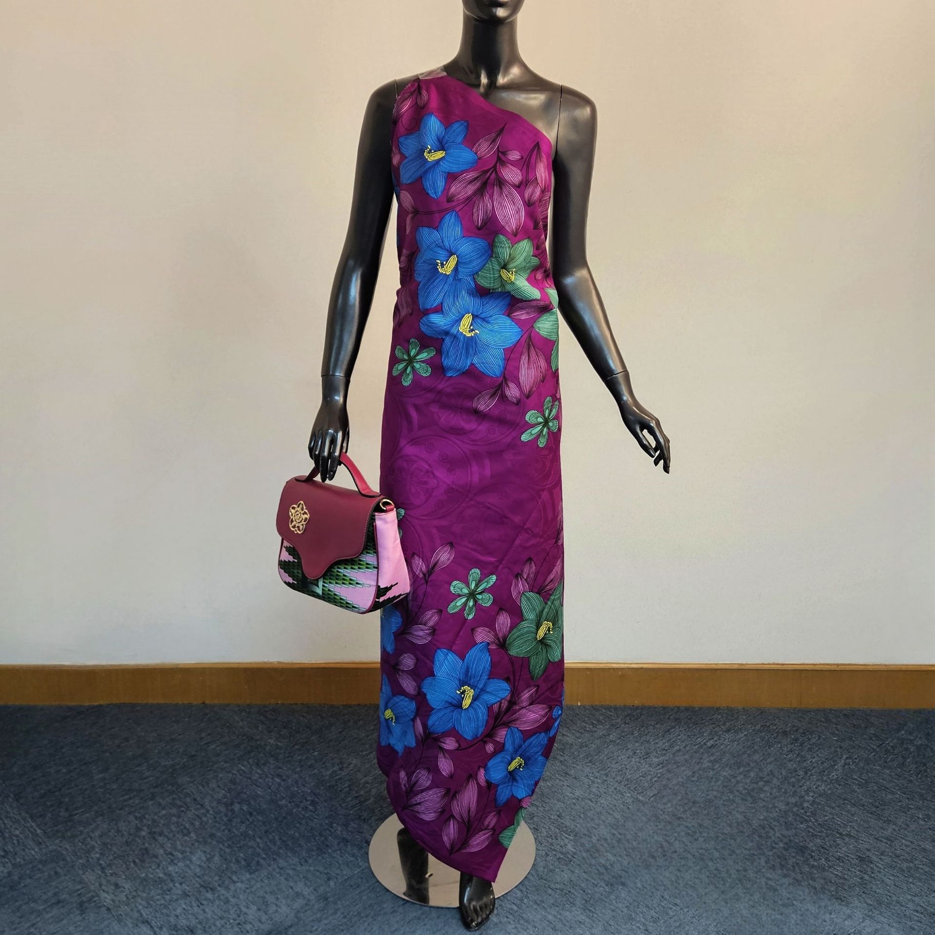紫青色の綿に花柄がプリントされたアフリカのワックス生地、バテ - Sewing Batik Fabric のレビューと価格